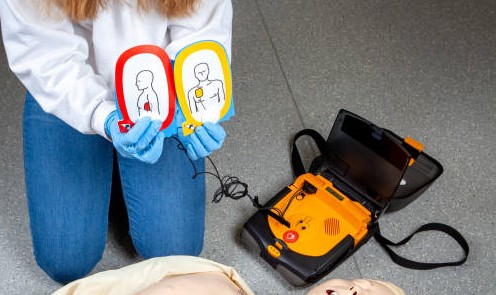 Automated External Defibrillator Market by Type (Semi-Automated, Fully Automated), Technology (Wearable, Non-Wearable), End User (Emergency Medical Service Centers, Public Access Settings, Homecare Settings, Hospitals, Others) – Global Outlook & Forecast 2022-2030